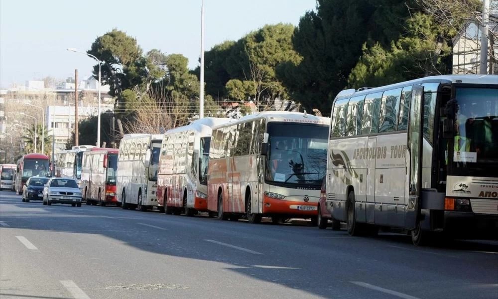 Νέα ΚΥΑ: Έκτακτη οικονομική ενίσχυση στα τουριστικά λεωφορεία